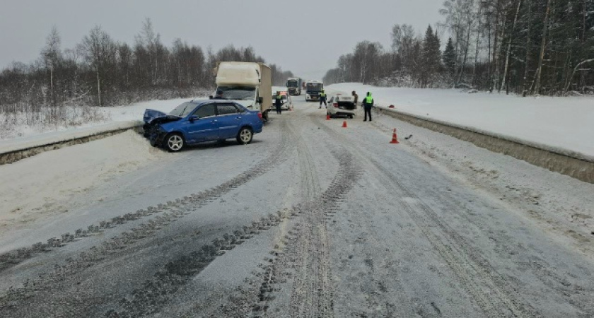 Цепная авария из трех машин под Костромой отправила пассажира в больницу