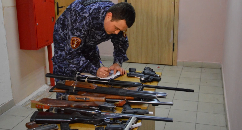 Жителей Костромы неожиданно призвали сдать оружие за большие деньги