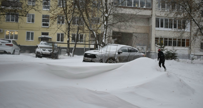 Школьники Костромы пробираются на учебу ползком сквозь сугробы