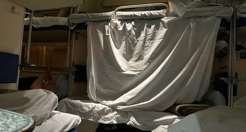 Можно ли в плацкарте завешиваться простынями и шторками: поставлена точка в вопросе