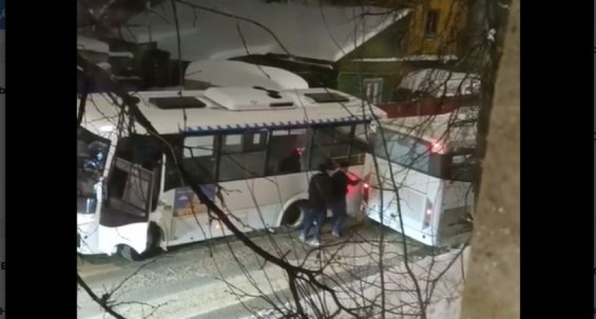 В Костроме два автобуса застряли из-за плохой расчистки дорог