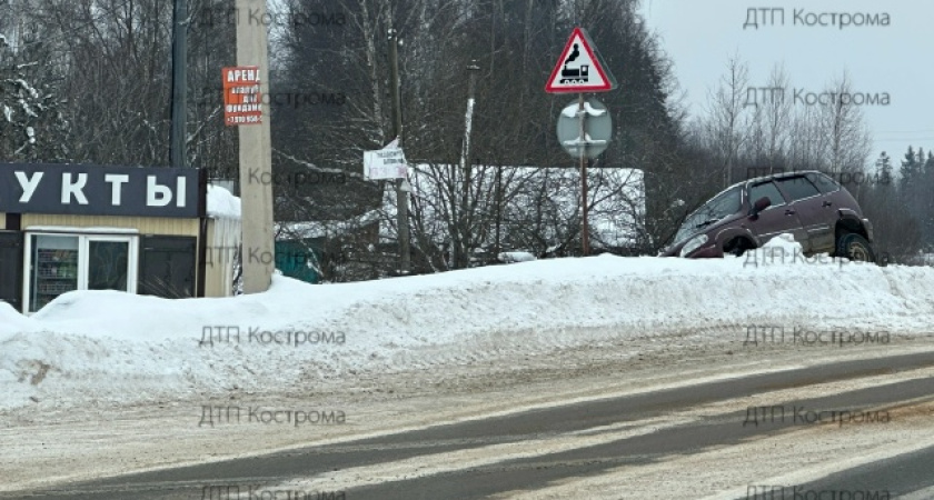 Под Костромой появился памятник алкоголизму в виде улетевшей в кювет машины