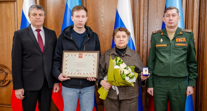 Потерявшей на СВО мужа и сына жительнице Буя передали награду от Путина 