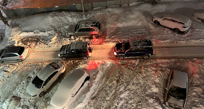 В Костроме снег заблокировал проезд скорой помощи и привел к травмам горожан