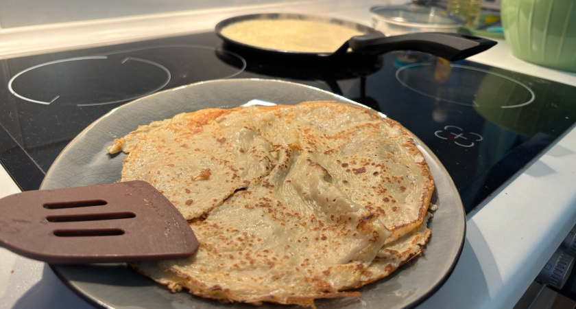 Тесто можно спасти: повар Шелушенко поделилась хитростями для провальных блинов