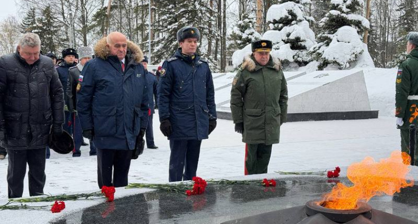 В День защитника Отечества костромичи почтили память погибших у Вечного огня