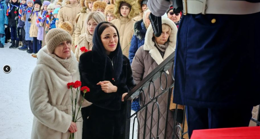 Очередь из детей выстроилась к фото погибшего подполковника СВО из Костромы