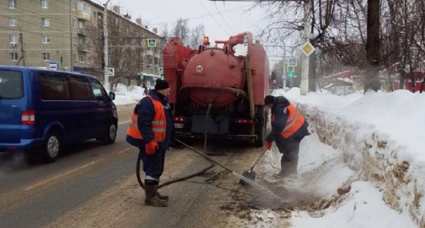 Из-за оттепели в Костроме занялись отводом воды с дорог