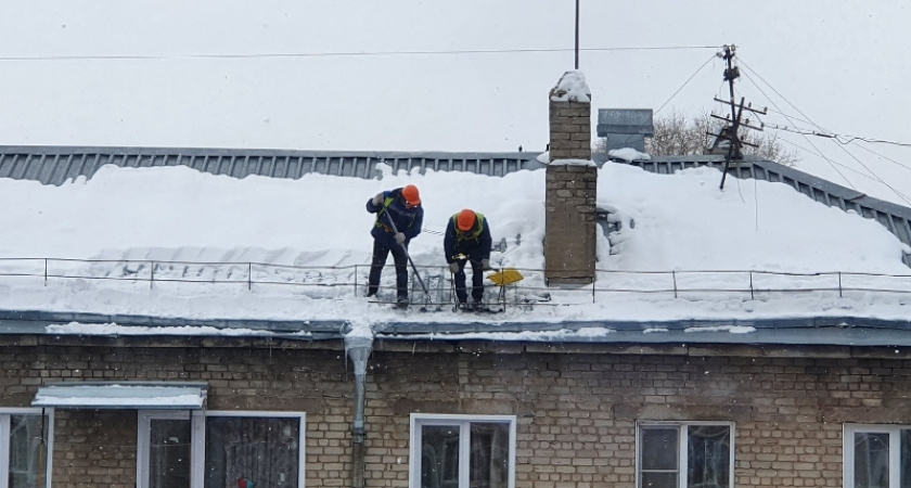 В Костроме за сутки нашли 45 нарушений по очистке крыш от снега