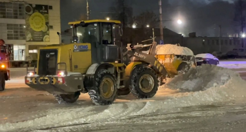 В Костроме трактористам платят от 80 тысяч рублей за уборку снега
