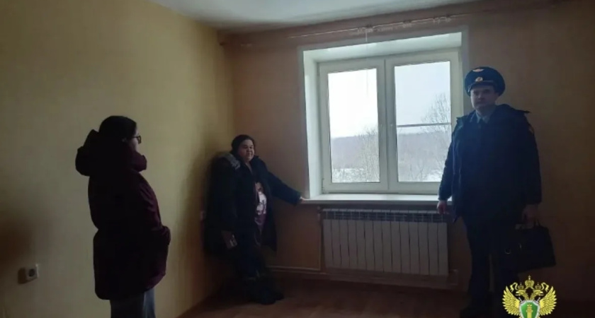 В Нерехте семья бойца СВО живет в доме без отопления с водой и с рухнувшей крышей