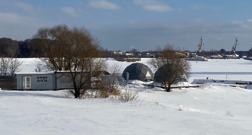 Суд обязал убрать туристические домики с берега реки Костромы