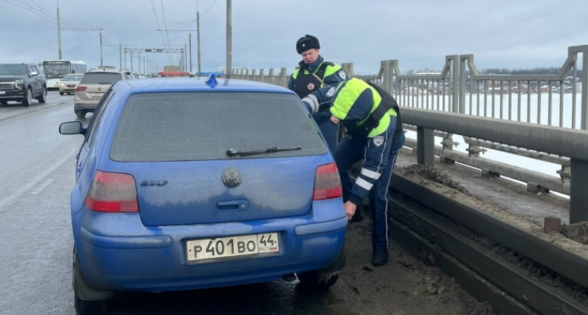 Сотрудники ДПС на мосту спасли костромичку на сломанной машине