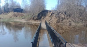 Под Костромой дети рискуют жизнью на подтопленном мосту через реку Янгу