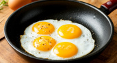 Не сало, не жир и не масло: на чём жарят яичницу самые умные хозяйки — запомните раз и навсегда