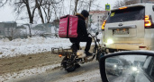 В Костроме бесстрашный курьер разъезжает на электросамокате прямо по проезжей части