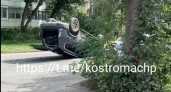 В Костроме "китаец" после наезда на припаркованное авто опрокинулся на крышу