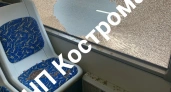 Костромской водитель перевозил на автобусе с разбитым стеклом пассажиров