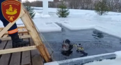 Первый пошел: костромские водолазы опробовали крещенские купели