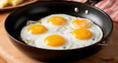 Не сало и не сливочное масло: на чём жарят яйца действительно опытные хозяйки — запомните раз и навсегда