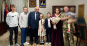 Губернатор Костромской области вручил медаль "Родительская слава" многодетной семье военнослужащего