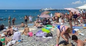 Купаться невозможно, грустные люди сидят на берегу: Черное море преподнесло неприятный сюрприз отдыхающим