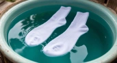 Кидаю 4 ложки в таз — и даже самые заношенные носки становятся белее снега: простой и полезный лайфхак для хозяек