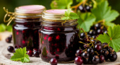 Варенье из черной смородины «12 стаканов»: готовить всего 5 минут, на выходе – вкуснейшее нежное желе с мягкими ягодками