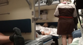 Ехала в поезде со сломанной рукой - дама с верхней полки просила уступить нижнее место, чтобы флиртовать с попутчиком