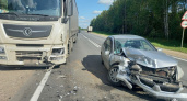 В Костромской области на трассе легковушка столкнулась с фурой