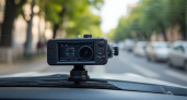 Можно ли крепить видеорегистратор на лобовое стекло — или гарантирован штраф: автоэксперт дал четкий ответ