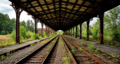 Нашёл в лесу вокзал-призрак: ржавые пути никуда не вели, а здание встретило мёртвой тишиной - жуть как было страшно