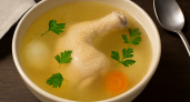 Этот ингредиент испортит вкус куриного бульона: добавляет каждая вторая хозяйка – чем заменить