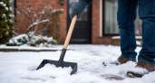 Надоело всю зиму махать лопатой перед домом? Нашел с соседями 3 других способа: они лучше и удобнее во всем