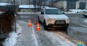 В Костроме 3-летняя девочка поскользнулась и ударилась о проезжавший автомобиль Mitsubishi