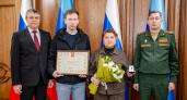 Потерявшей на СВО мужа и сына жительнице Буя передали награду от Путина 