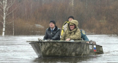 Губернатор Ситников приплыл к затопленным костромичам на лодке