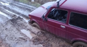 Даже "Нива" увязла: жители Шарьи негодуют из-за испорченной дороги 
