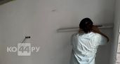 Забудьте про клей: 1 предмет из косметички "спаивает" обои - края не разойдутся даже после потопа