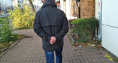 В Костроме подозрительный мужчина пугает на остановке маленьких девочек