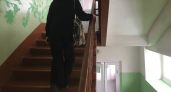 Беру соду и суперклей: как намертво заделать глубокую дыру или скол в деревянной ступени за 20 секунд