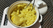 Без молока и масла. В картофельное пюре кладу 1 штучку - съедят и без мяса