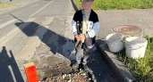 Мальчик 7 лет залатал ямы на дорогах в центре Костромы
