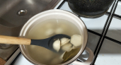 Пельмени получатся вкуснее всех блюд: вот что нужно добавить в кастрюлю - не соль и не лук
