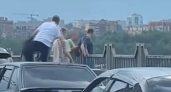 В Костроме на мосту через Волгу спасли человека