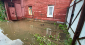 В Костроме жители целого двора ходят по колено в воде