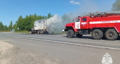Грузовик вспыхнул прямо на дороге под Галичем