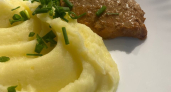 Без молока и масла. В картофельное пюре кладу 1 штучку - съедят и без мяса