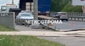Летающая фанера на костромской трассе повредила машины