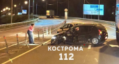 Возле разбитой в ДТП машины разрыдалась женщина